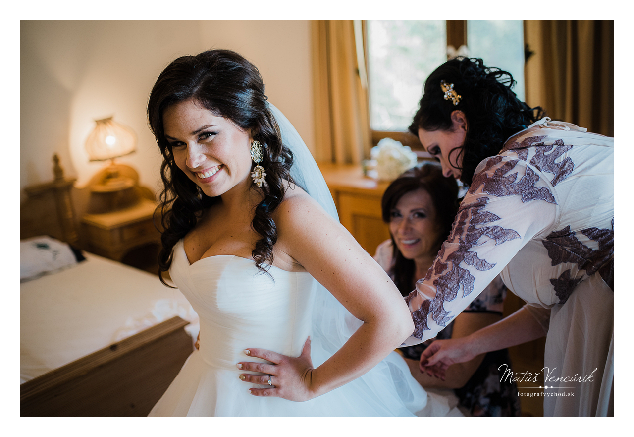 Svadobný fotograf nebol v strese, fotil svadobné prípravy s kávou v ruke