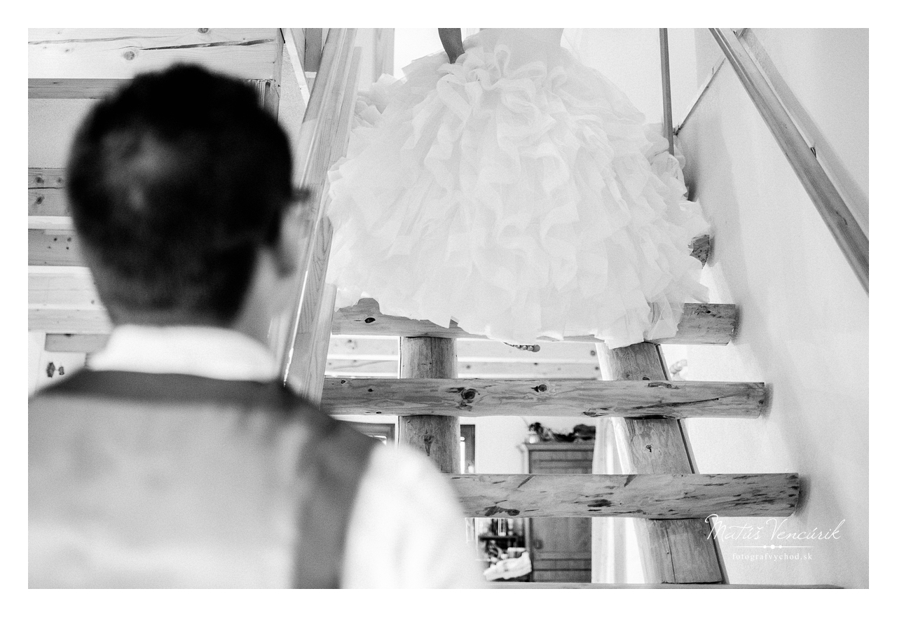 Svadobný fotograf nebol v strese, fotil svadobné prípravy s kávou v ruke